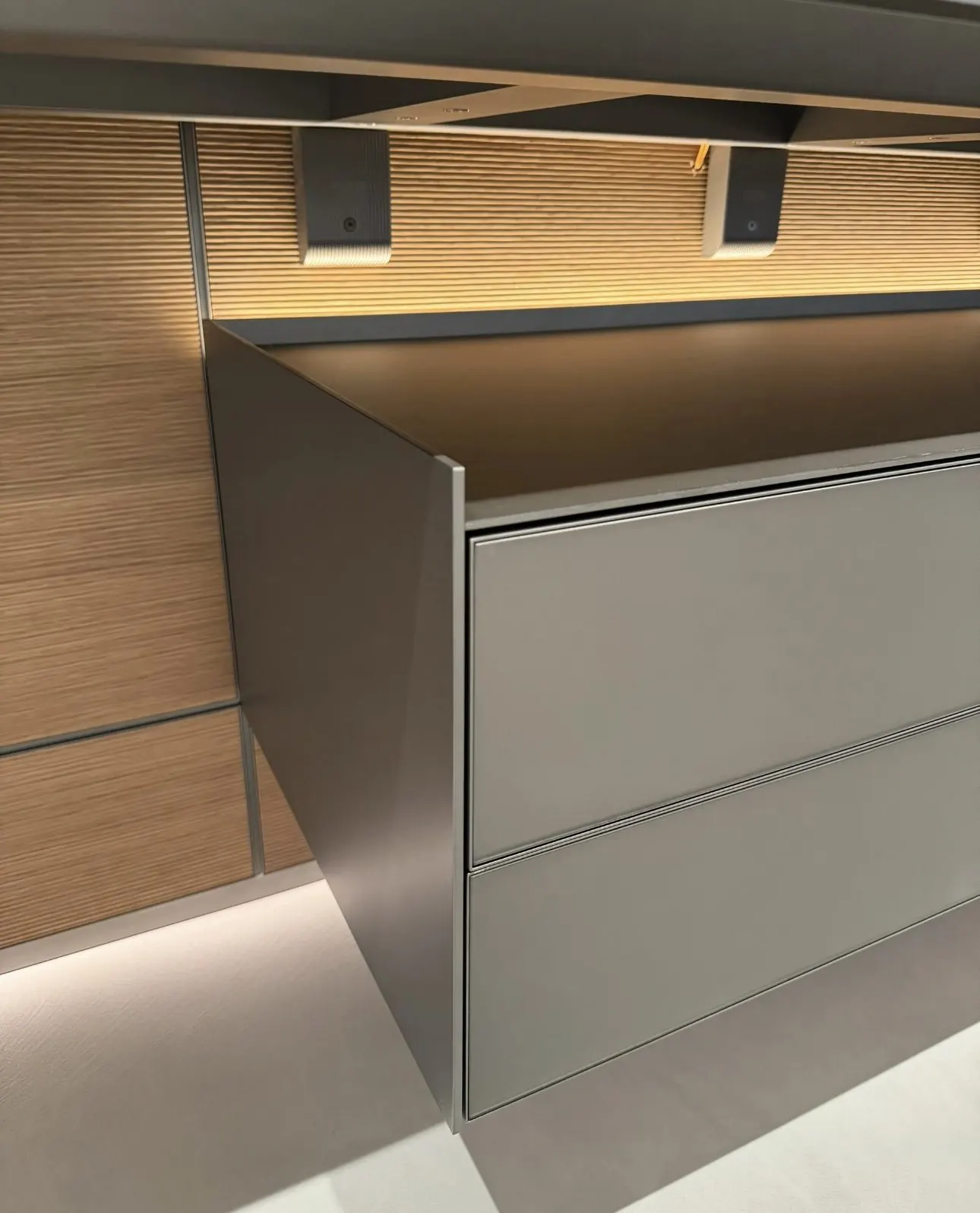 Aluminium drawer detail