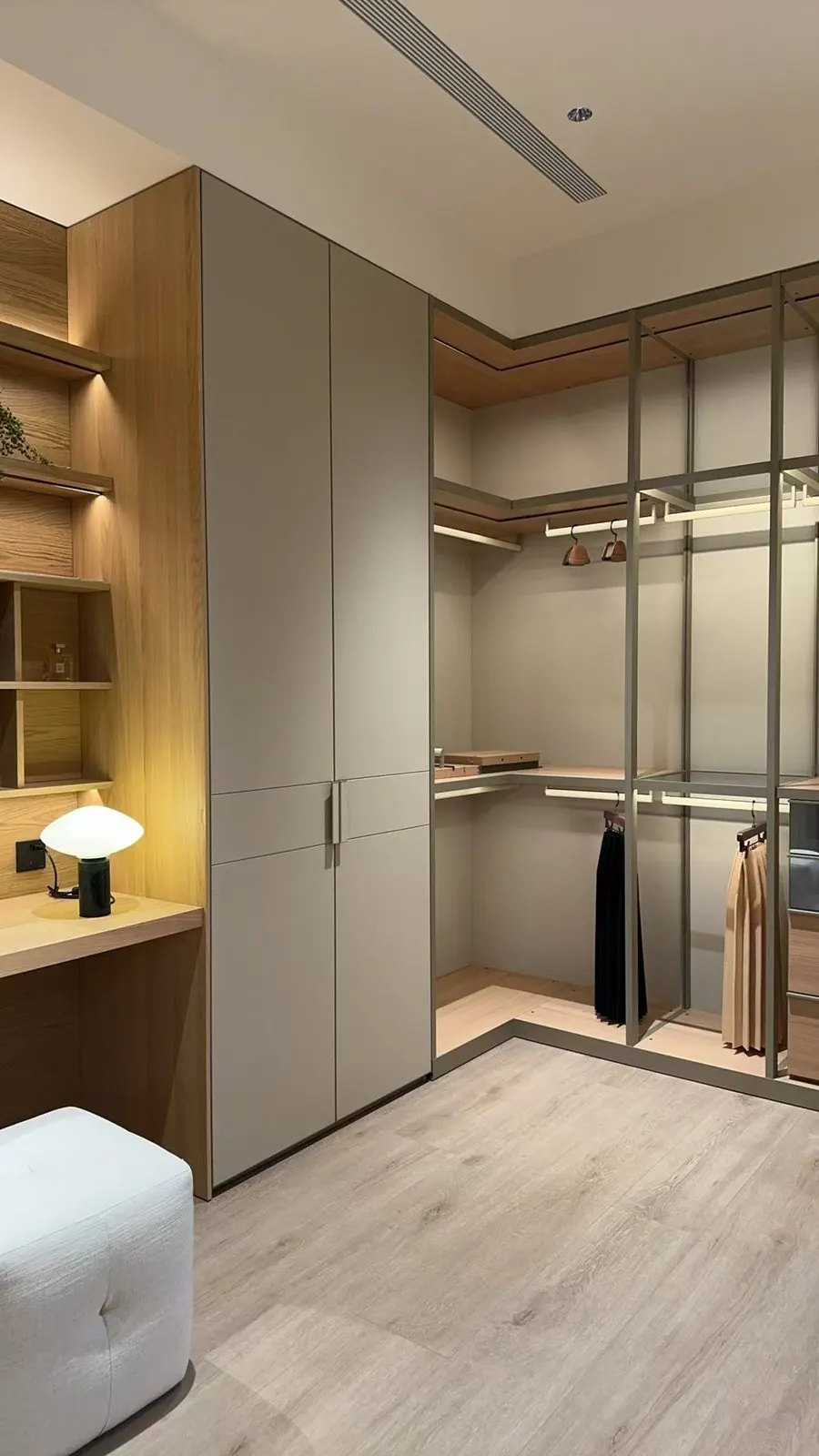 Corner dressing room in cream and oak