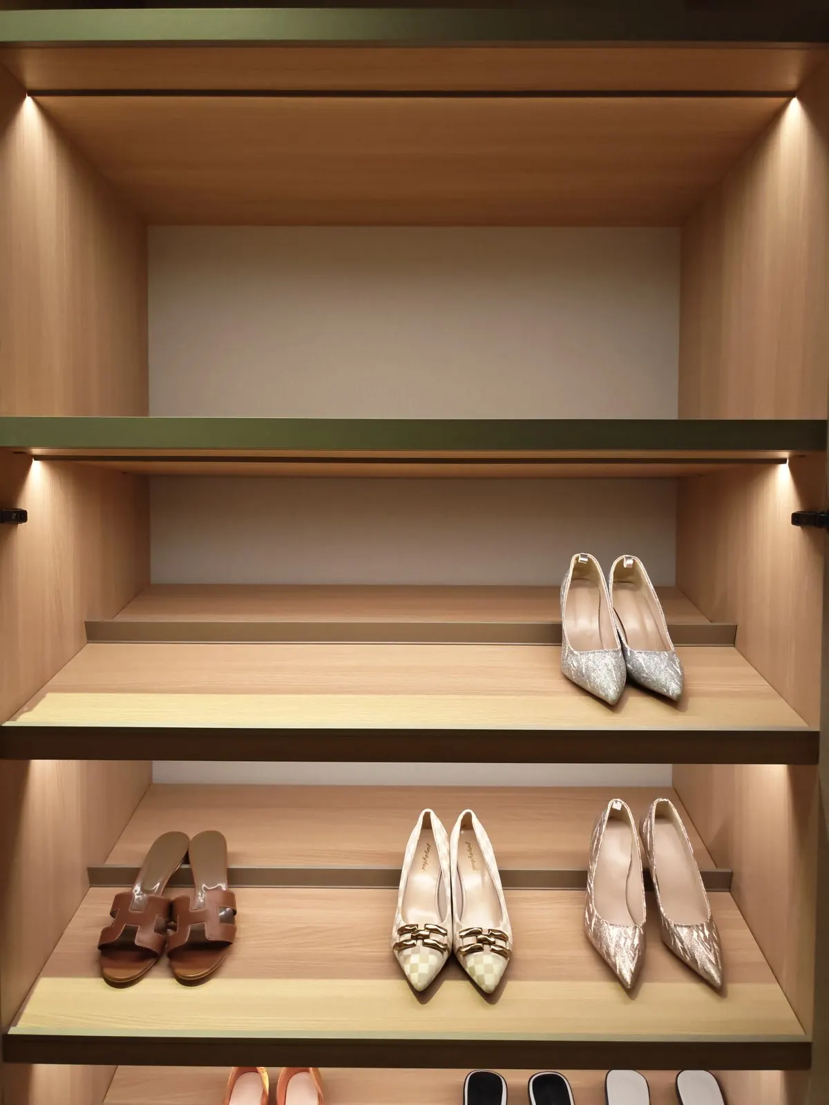 Shoe shelving with integrated light