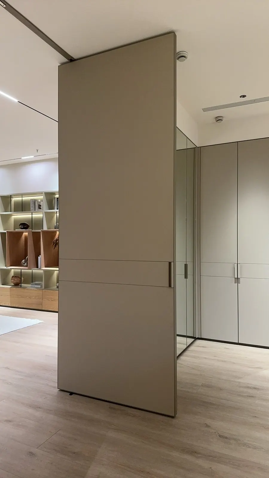 Floor-to-ceiling pivot leaf