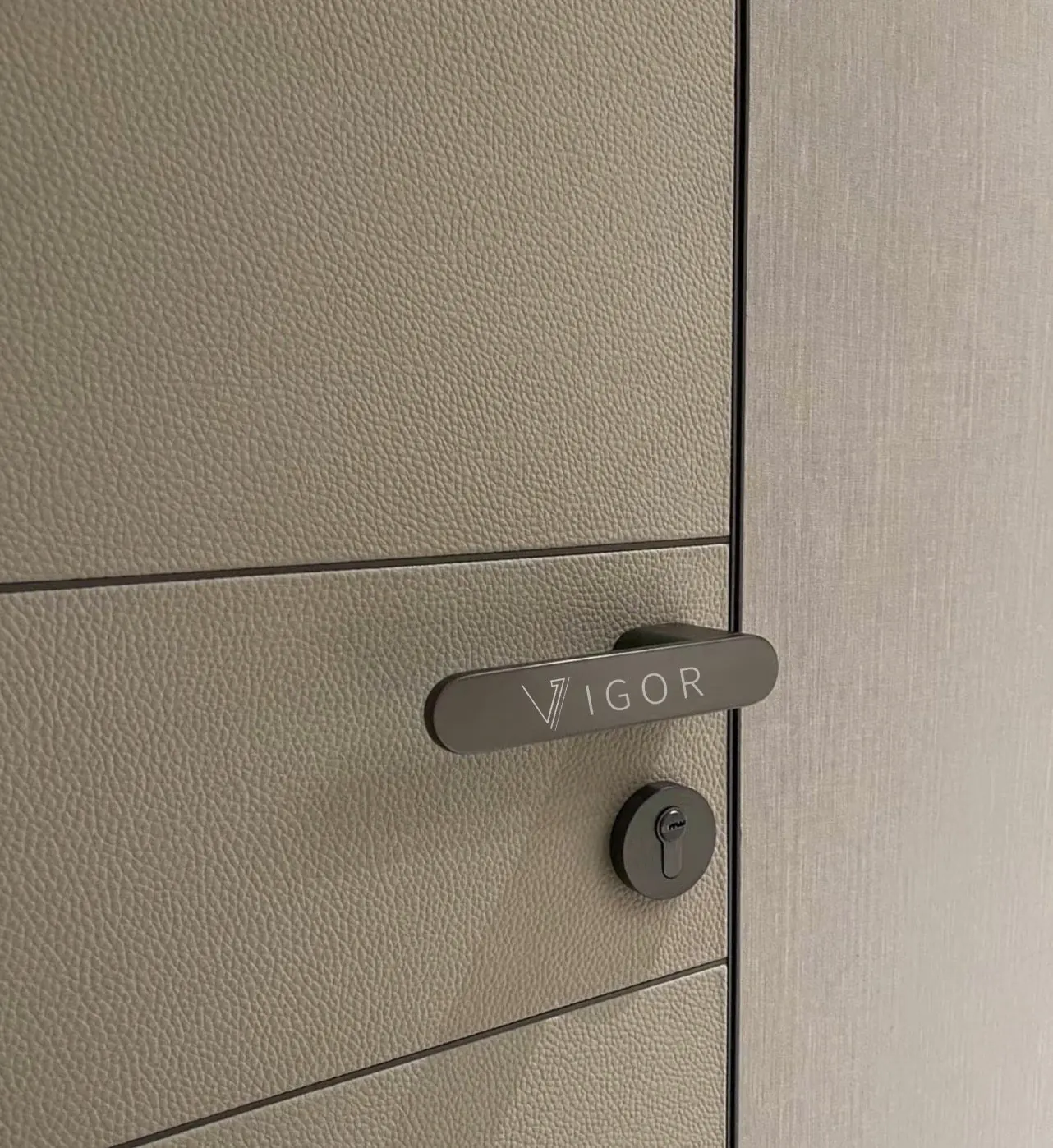 VIGOR handle on a leather-textured front